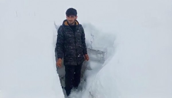 Nisan Ayında Şaşırtan Manzara! Kar Kalınlığı İnsan Boyunu Geçti